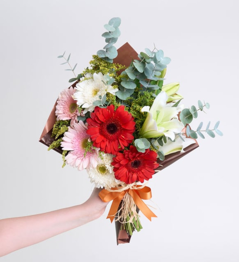 Koyu ve Açık Kahve Bukette Gerberalar ve Lilyum